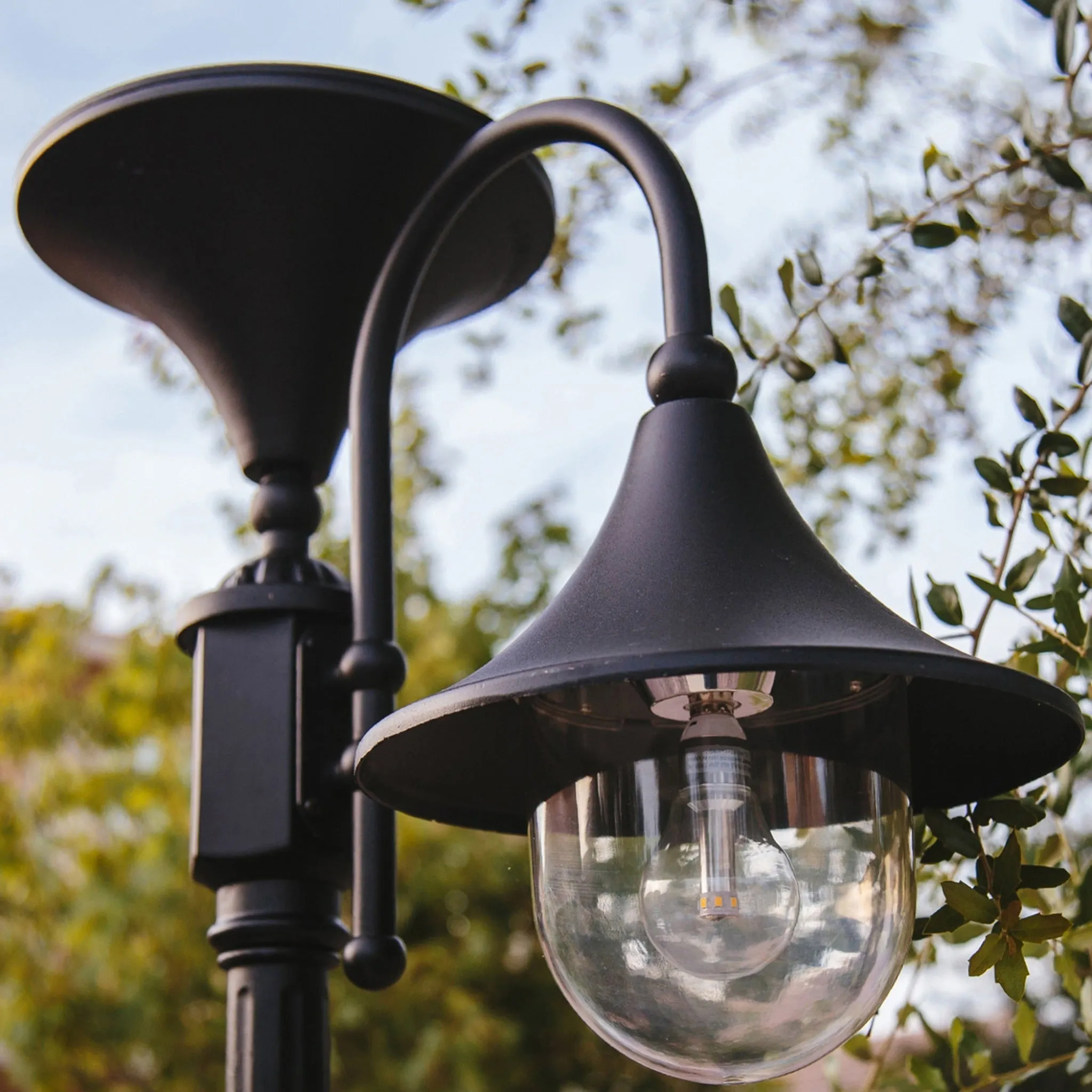 Everest Solar Lamp Post w/GS Solar Light Bulb